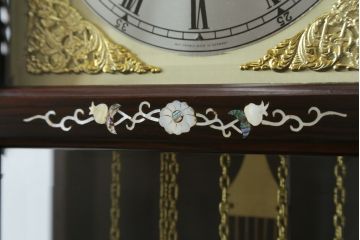 和製ビンテージ　未使用　展示品!!　ドイツ　Hermle(ヘルムレ)社製の時計付き(分銅式　振り子付き)　縞黒檀(シマコクタン)　螺鈿(ラデン)　象嵌入り　細やかな装飾が美しいホールクロック(時計台、振り子時計、ヴィンテージ)(R-076262)