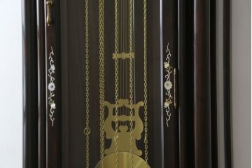 和製ビンテージ　未使用　展示品!!　ドイツ　Hermle(ヘルムレ)社製の時計付き(分銅式　振り子付き)　縞黒檀(シマコクタン)　螺鈿(ラデン)　象嵌入り　細やかな装飾が美しいホールクロック(時計台、振り子時計、ヴィンテージ)(R-076262)