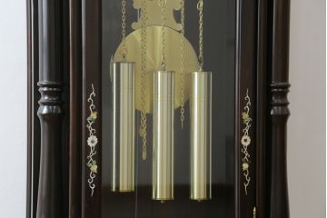 和製ビンテージ　未使用　展示品!!　ドイツ　Hermle(ヘルムレ)社製の時計付き(分銅式　振り子付き)　縞黒檀(シマコクタン)　螺鈿(ラデン)　象嵌入り　細やかな装飾が美しいホールクロック(時計台、振り子時計、ヴィンテージ)(R-076262)
