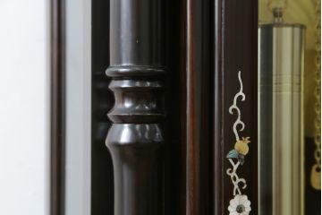 和製ビンテージ　未使用　展示品!!　ドイツ　Hermle(ヘルムレ)社製の時計付き(分銅式　振り子付き)　縞黒檀(シマコクタン)　螺鈿(ラデン)　象嵌入り　細やかな装飾が美しいホールクロック(時計台、振り子時計、ヴィンテージ)(R-076262)