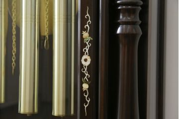和製ビンテージ　未使用　展示品!!　ドイツ　Hermle(ヘルムレ)社製の時計付き(分銅式　振り子付き)　縞黒檀(シマコクタン)　螺鈿(ラデン)　象嵌入り　細やかな装飾が美しいホールクロック(時計台、振り子時計、ヴィンテージ)(R-076262)