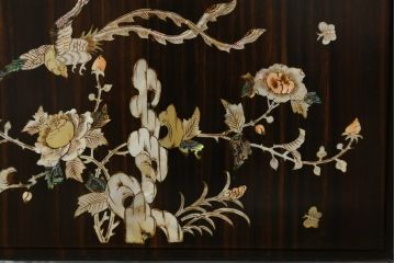 和製ビンテージ　未使用　展示品!!　ドイツ　Hermle(ヘルムレ)社製の時計付き(分銅式　振り子付き)　縞黒檀(シマコクタン)　螺鈿(ラデン)　象嵌入り　細やかな装飾が美しいホールクロック(時計台、振り子時計、ヴィンテージ)(R-076262)