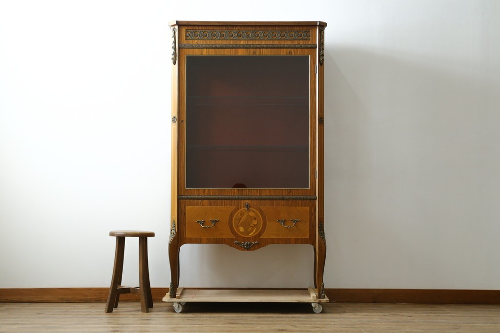 中古　イギリス製　ルイ16世様式　気品溢れる象嵌入りキャビネット　定価約70万円　(R-076263)