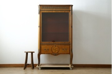 中古　イギリス製　ルイ16世様式　気品溢れる象嵌入りキャビネット　定価約70万円　(R-076263)