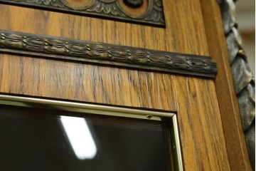 中古　イギリス製　ルイ16世様式　気品溢れる象嵌入りキャビネット　定価約70万円　(R-076263)