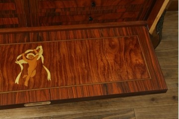 中古　イギリス製　ルイ16世様式　気品溢れる象嵌入りキャビネット　定価約70万円　(R-076263)