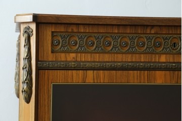 中古　イギリス製　ルイ16世様式　気品溢れる象嵌入りキャビネット　定価約70万円　(R-076263)