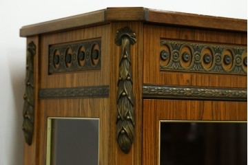 中古　イギリス製　ルイ16世様式　気品溢れる象嵌入りキャビネット　定価約70万円　(R-076263)