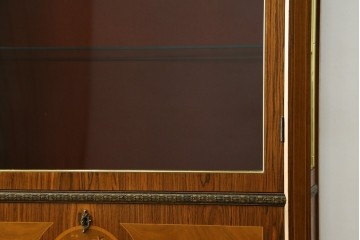 中古　イギリス製　ルイ16世様式　気品溢れる象嵌入りキャビネット　定価約70万円　(R-076263)