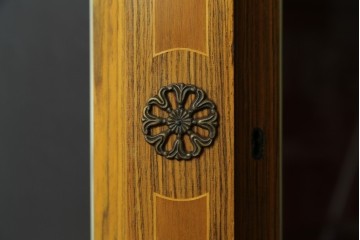 中古　イギリス製　ルイ16世様式　気品溢れる象嵌入りキャビネット　定価約70万円　(R-076263)