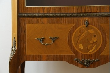 中古　イギリス製　ルイ16世様式　気品溢れる象嵌入りキャビネット　定価約70万円　(R-076263)