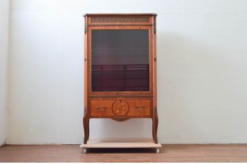 中古　美品　イギリス製　ルイ16世様式　気品溢れる象嵌入りキャビネット(Gケース、ガラスケース、ショーケース、ディスプレイケース、コレクションケース、キュリオケース、飾り棚、陳列棚、店舗什器、英国)(定価約70万円)(R-076263)