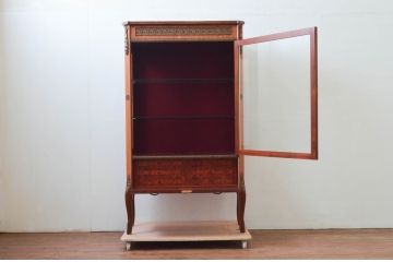 中古　美品　イギリス製　ルイ16世様式　気品溢れる象嵌入りキャビネット(Gケース、ガラスケース、ショーケース、ディスプレイケース、コレクションケース、キュリオケース、飾り棚、陳列棚、店舗什器、英国)(定価約70万円)(R-076263)