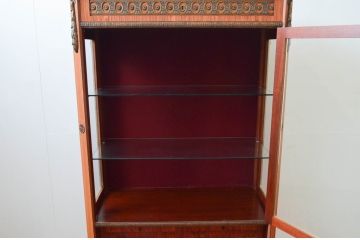 中古　美品　イギリス製　ルイ16世様式　気品溢れる象嵌入りキャビネット(Gケース、ガラスケース、ショーケース、ディスプレイケース、コレクションケース、キュリオケース、飾り棚、陳列棚、店舗什器、英国)(定価約70万円)(R-076263)