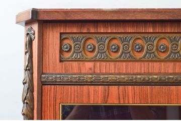中古　美品　イギリス製　ルイ16世様式　気品溢れる象嵌入りキャビネット(Gケース、ガラスケース、ショーケース、ディスプレイケース、コレクションケース、キュリオケース、飾り棚、陳列棚、店舗什器、英国)(定価約70万円)(R-076263)