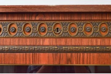 中古　美品　イギリス製　ルイ16世様式　気品溢れる象嵌入りキャビネット(Gケース、ガラスケース、ショーケース、ディスプレイケース、コレクションケース、キュリオケース、飾り棚、陳列棚、店舗什器、英国)(定価約70万円)(R-076263)