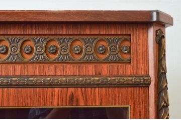 中古　美品　イギリス製　ルイ16世様式　気品溢れる象嵌入りキャビネット(Gケース、ガラスケース、ショーケース、ディスプレイケース、コレクションケース、キュリオケース、飾り棚、陳列棚、店舗什器、英国)(定価約70万円)(R-076263)
