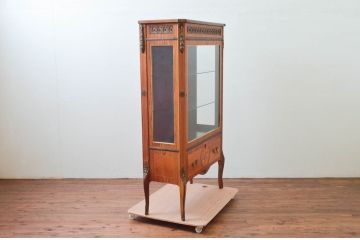 中古　美品　イギリス製　ルイ16世様式　気品溢れる象嵌入りキャビネット(Gケース、ガラスケース、ショーケース、ディスプレイケース、コレクションケース、キュリオケース、飾り棚、陳列棚、店舗什器、英国)(定価約70万円)(R-076263)