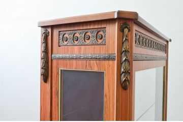 中古　美品　イギリス製　ルイ16世様式　気品溢れる象嵌入りキャビネット(Gケース、ガラスケース、ショーケース、ディスプレイケース、コレクションケース、キュリオケース、飾り棚、陳列棚、店舗什器、英国)(定価約70万円)(R-076263)