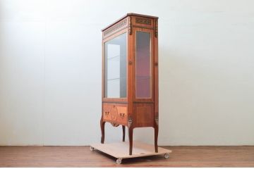 中古　美品　イギリス製　ルイ16世様式　気品溢れる象嵌入りキャビネット(Gケース、ガラスケース、ショーケース、ディスプレイケース、コレクションケース、キュリオケース、飾り棚、陳列棚、店舗什器、英国)(定価約70万円)(R-076263)