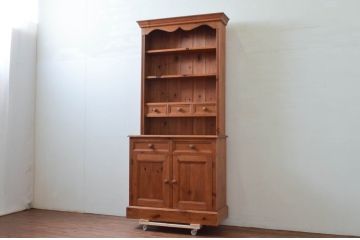 中古　高級輸入家具　パイン材　カントリースタイルの空間づくりにおすすめ! 木の温もり溢れるカップボード(キャビネット、食器棚、収納棚、戸棚)(R-076269)