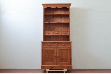 中古　高級輸入家具　パイン材　カントリースタイルの空間づくりにおすすめ! 木の温もり溢れるカップボード(キャビネット、食器棚、収納棚、戸棚)(R-076269)