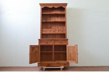 中古　高級輸入家具　パイン材　カントリースタイルの空間づくりにおすすめ! 木の温もり溢れるカップボード(キャビネット、食器棚、収納棚、戸棚)(R-076269)