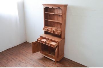 中古　高級輸入家具　パイン材　カントリースタイルの空間づくりにおすすめ! 木の温もり溢れるカップボード(キャビネット、食器棚、収納棚、戸棚)(R-076269)