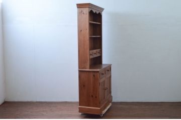 中古　高級輸入家具　パイン材　カントリースタイルの空間づくりにおすすめ! 木の温もり溢れるカップボード(キャビネット、食器棚、収納棚、戸棚)(R-076269)