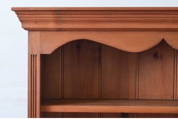 中古　高級輸入家具　パイン材　カントリースタイルの空間づくりにおすすめ! 木の温もり溢れるカップボード(キャビネット、食器棚、収納棚、戸棚)(R-076269)