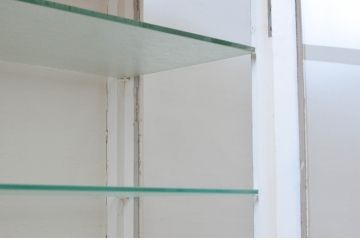 和製アンティーク　三面ガラス　シャビーシックな雰囲気が味わい深いケビントガラスケース(ショーケース、飾り棚、陳列棚、収納棚、戸棚、デンタルケース、デンタルキャビネット)(R-076270)