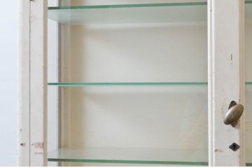和製アンティーク　三面ガラス　シャビーシックな雰囲気が味わい深いケビントガラスケース(ショーケース、飾り棚、陳列棚、収納棚、戸棚、デンタルケース、デンタルキャビネット)(R-076270)