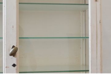 和製アンティーク　三面ガラス　シャビーシックな雰囲気が味わい深いケビントガラスケース(ショーケース、飾り棚、陳列棚、収納棚、戸棚、デンタルケース、デンタルキャビネット)(R-076270)