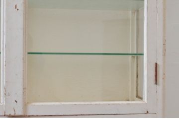 和製アンティーク　三面ガラス　シャビーシックな雰囲気が味わい深いケビントガラスケース(ショーケース、飾り棚、陳列棚、収納棚、戸棚、デンタルケース、デンタルキャビネット)(R-076270)