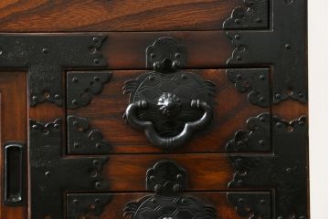 和製ビンテージ　美品　亀の形をしたユニークな金具が目を惹くアンティーク調の車箪笥(和箪笥、収納たんす、整理タンス、サイドチェスト、戸棚、引き出し、ヴィンテージ)(R-076271)