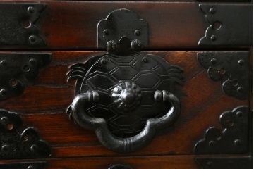 和製ビンテージ　美品　亀の形をしたユニークな金具が目を惹くアンティーク調の車箪笥(和箪笥、収納たんす、整理タンス、サイドチェスト、戸棚、引き出し、ヴィンテージ)(R-076271)