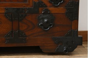 和製ビンテージ　美品　亀の形をしたユニークな金具が目を惹くアンティーク調の車箪笥(和箪笥、収納たんす、整理タンス、サイドチェスト、戸棚、引き出し、ヴィンテージ)(R-076271)