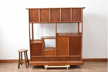 和製ビンテージ　未使用　展示品　総欅(ケヤキ)材　赤みがかった色味が素敵な茶棚(飾り棚、違い棚、収納棚、戸棚、ヴィンテージ)(R-076272)