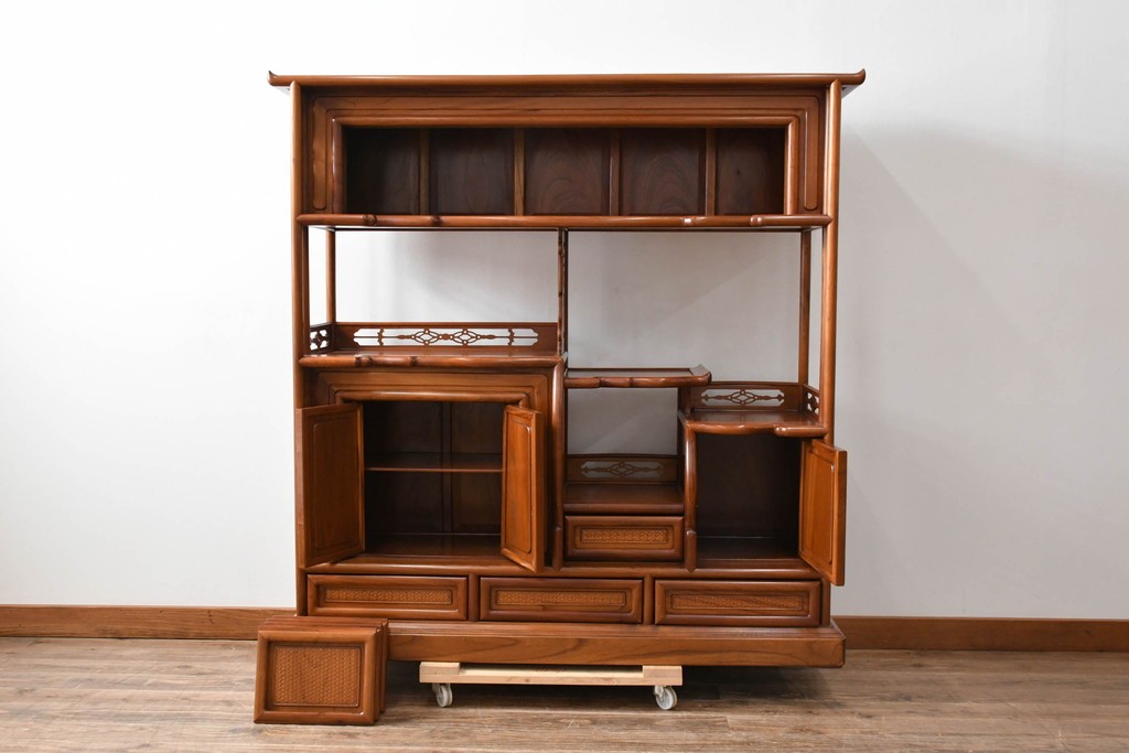 和製ビンテージ　未使用　展示品　総欅(ケヤキ)材　赤みがかった色味が素敵な茶棚(飾り棚、違い棚、収納棚、戸棚、ヴィンテージ)(R-076272)