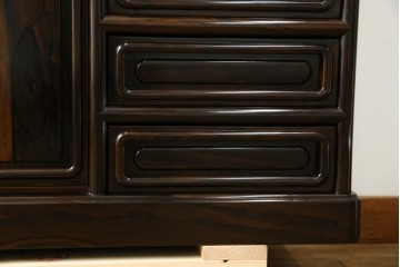 和製ビンテージ　未使用　展示品　シャム柿(ジリコテ)材　艶のある木肌が美しい茶箪笥　(R-076273)