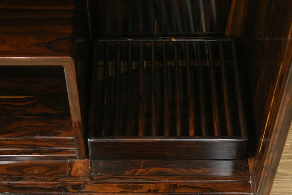 和製ヴィンテージ　未使用展示品　シャム柿(ジリコテ)材　個性的な木目が味わい深い茶箪笥　(R-076275)