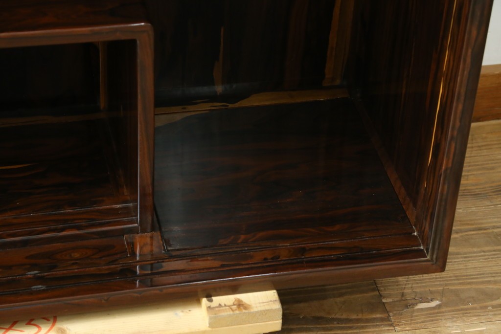 和製ヴィンテージ　未使用展示品　シャム柿(ジリコテ)材　個性的な木目が味わい深い茶箪笥　(R-076275)