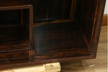 和製ヴィンテージ　未使用展示品　シャム柿(ジリコテ)材　個性的な木目が味わい深い茶箪笥　(R-076275)