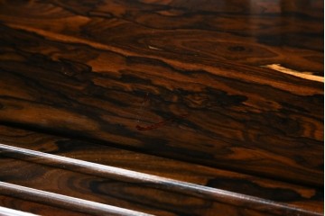 和製ヴィンテージ　未使用展示品　シャム柿(ジリコテ)材　個性的な木目が味わい深い茶箪笥　(R-076275)