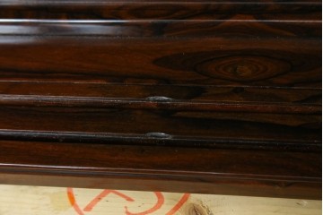 和製ヴィンテージ　未使用展示品　シャム柿(ジリコテ)材　個性的な木目が味わい深い茶箪笥　(R-076275)