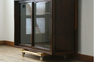 和製ヴィンテージ　未使用展示品　シャム柿(ジリコテ)材　個性的な木目が味わい深い茶箪笥　(R-076275)