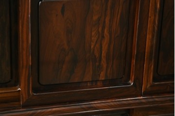 和製ヴィンテージ　未使用展示品　シャム柿(ジリコテ)材　個性的な木目が味わい深い茶箪笥　(R-076275)