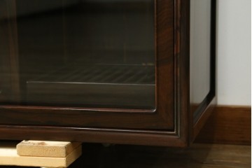 和製ヴィンテージ　未使用展示品　シャム柿(ジリコテ)材　個性的な木目が味わい深い茶箪笥　(R-076275)