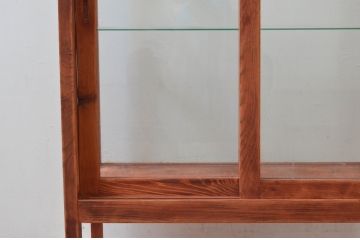 和製アンティーク　昔懐かしい雰囲気漂うシンプルで小振りな脚付きガラスケース(Gケース、ショーケース、ディスプレイケース、コレクションケース、キャビネット、飾り棚、陳列棚、店舗什器)(R-076278)