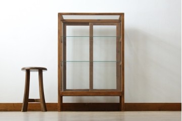 和製アンティーク　昔懐かしい雰囲気漂うシンプルで小振りな脚付きガラスケース(ショーケース)(R-076278)